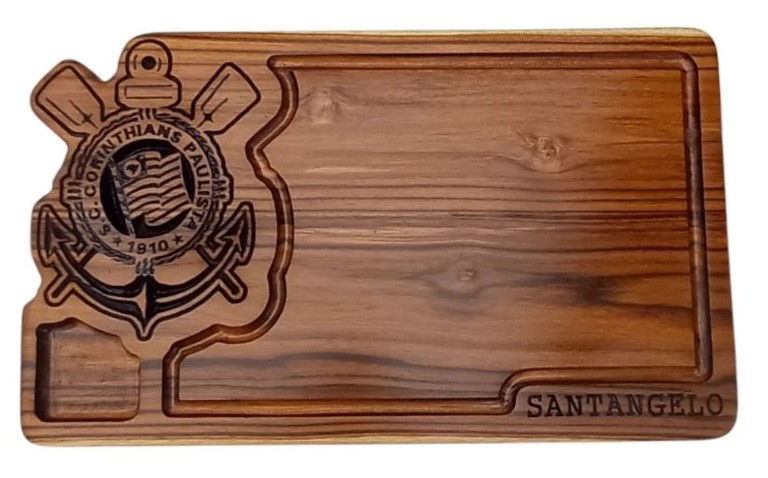 Tábua de corte de madeira com escudo do Corinthians